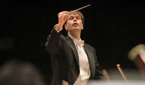 Man som dirigerar. Fotografi.