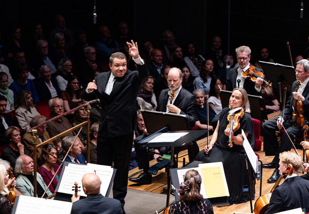 Man som dirigerar. Fotgorafi.