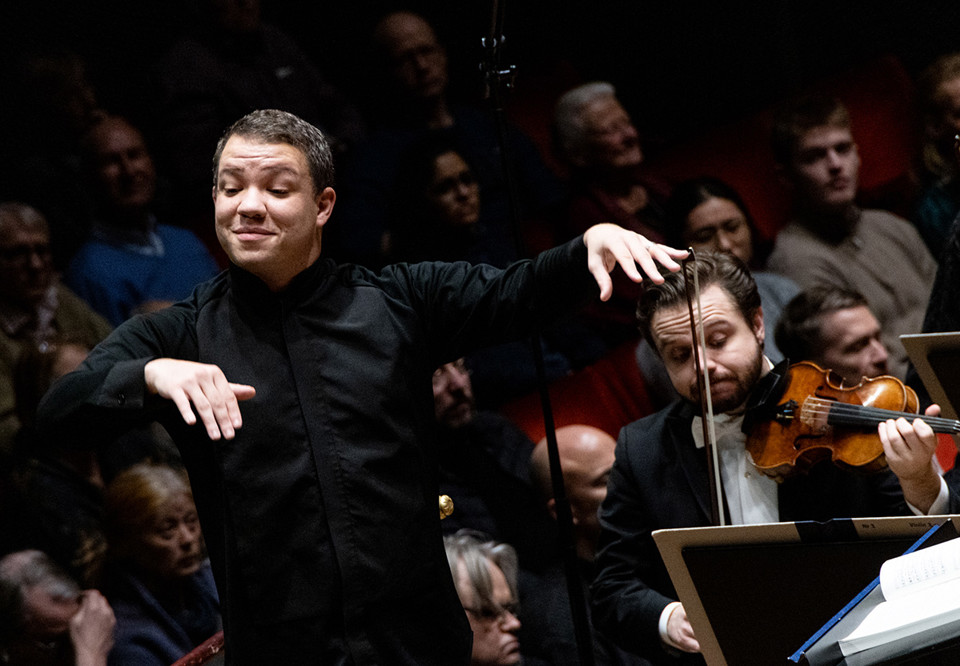 Man som dirigerar. Fotografi.