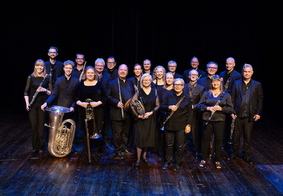 Orkester med instrument. Fotografi.