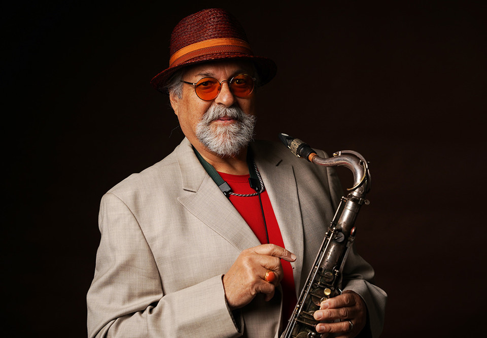 Närbild på man med saxofon. Fotografi.