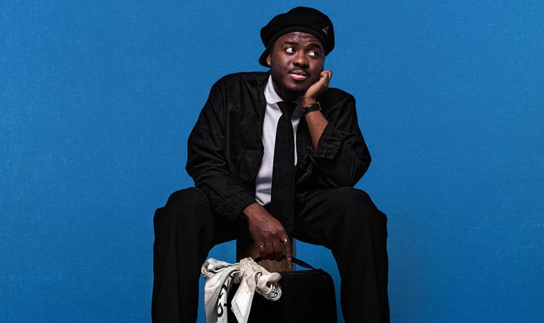 Man som sitter och funderar. Fotografi.