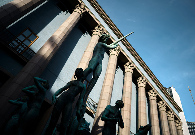 Konserthuset i solsken. Fotografi.