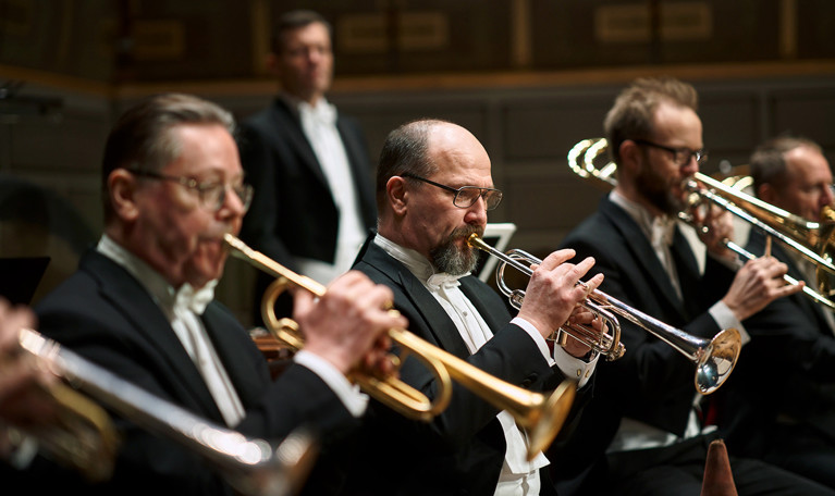 Män som spelar trumpet. Fotografi.