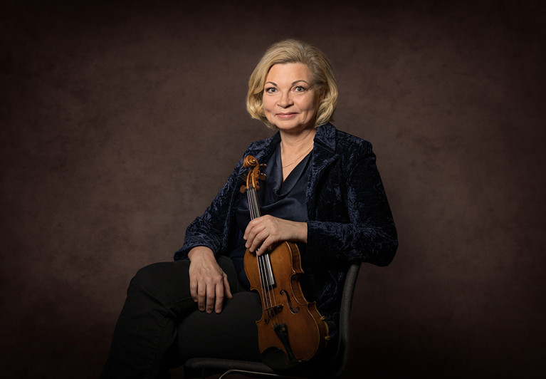 Musiker som tittar in i kameran. Närbild. Fotografi.