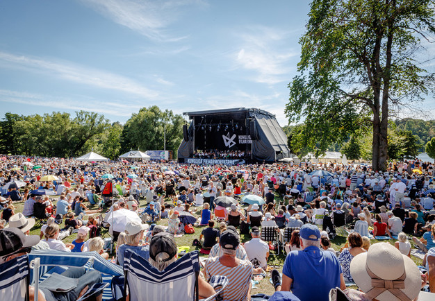 Bild från utomhuskonsert. Fotografi.