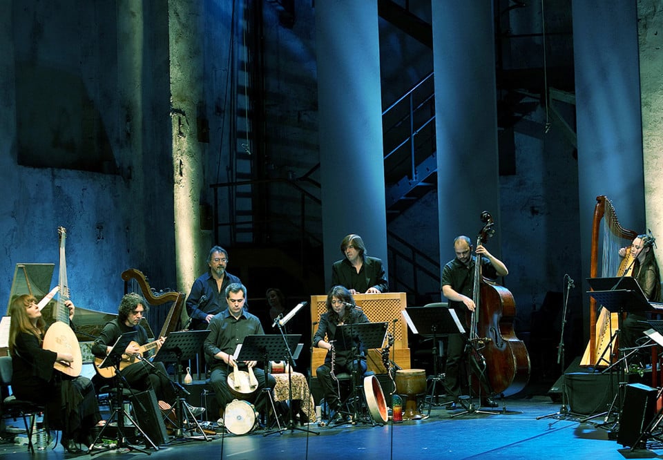 Orkester som spelar. Fotografi.