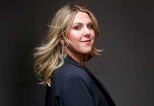 Kvinna som ler. Fotografi.