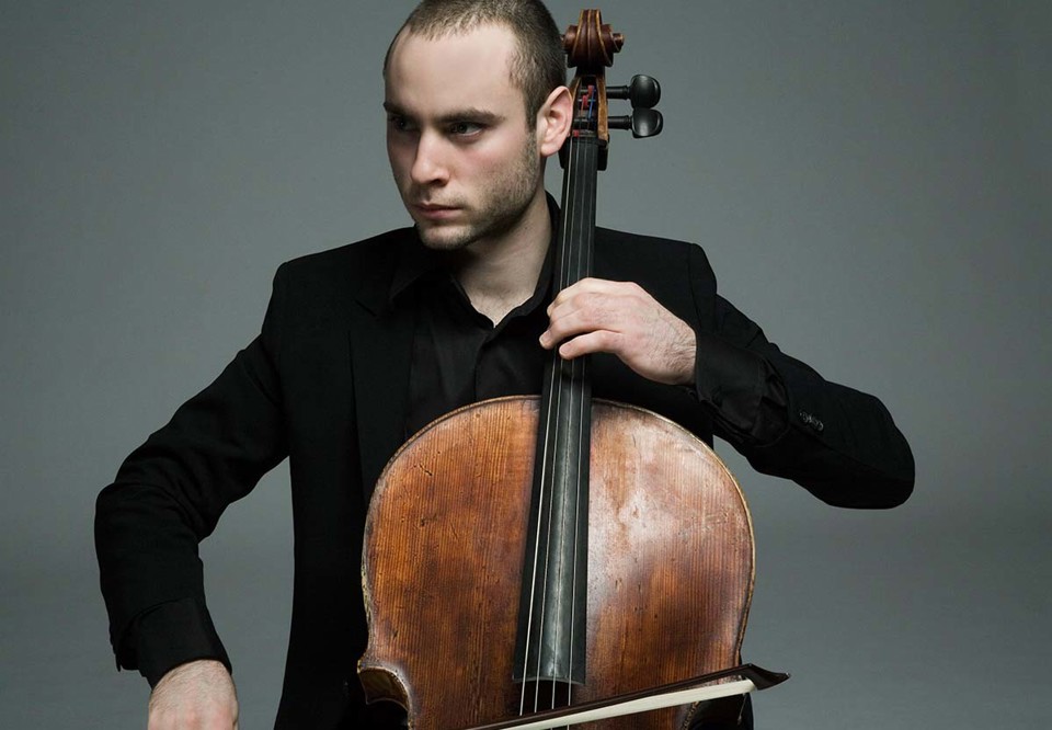Man som spelar cello. Fotografi.