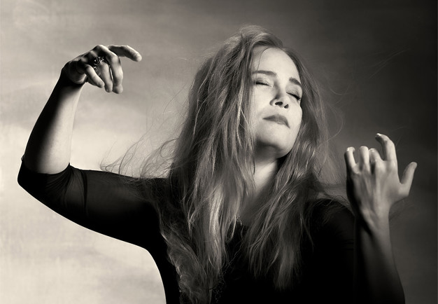 Kvinna som spelar violin. Fotografi.
