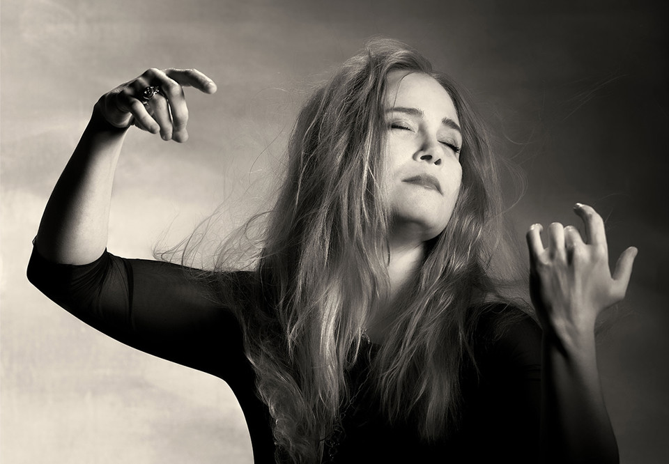 Kvinna som spelar violin. Fotografi.
