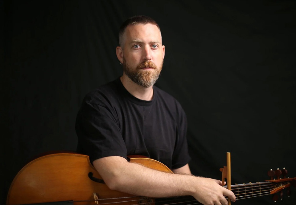 Man med instrument. Fotografi.