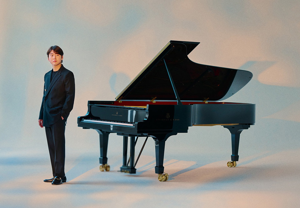 Ung kille vid piano. Fotografi.