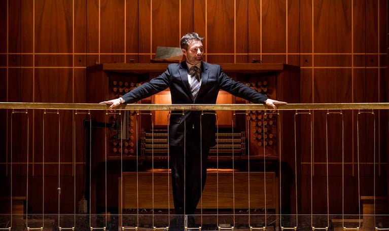 Man vid orgel. Fotografi.