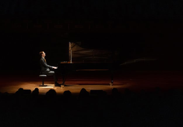 Man vid piano. Fotgorafi.